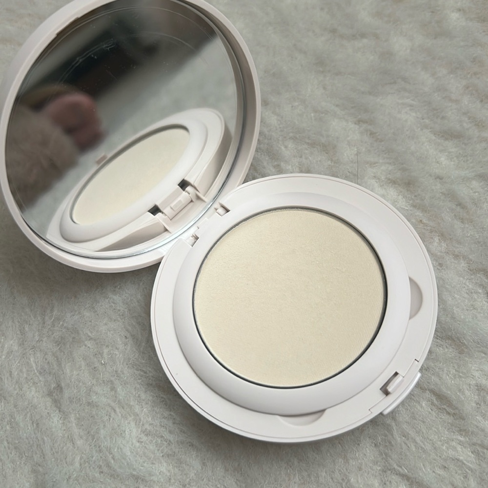 Laura Mercier Ultra Blur setting powder in translucent